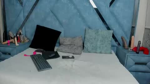 Monii Yi online show from 8, 6, 2026