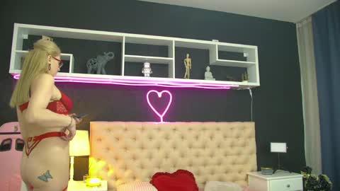 auramilff online show from 22, 4, 2026