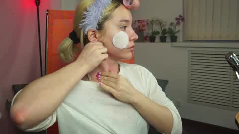 aurorawrenfield online show from 26, 4, 2026