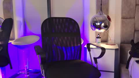 austinreeds online show from 25, 4, 2026