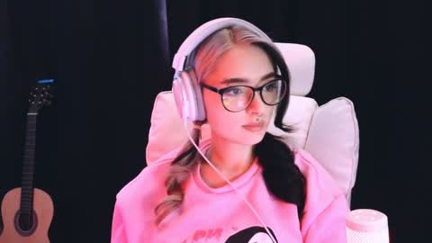 Avriel online show from 4, 2, 2025