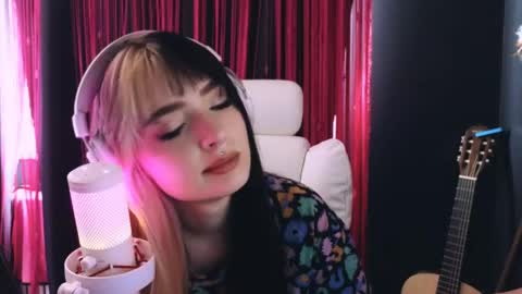 Snapshot of avi_nile chatting on 27, 5, 2026 Avriel online show from 27, 5, 2026