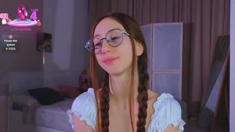 Snapshot of avrillemell chatting on 14, 11, 2025 Avril online show from 14, 11, 2025