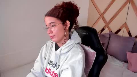 Avril  online show from 22, 12, 2025