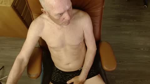 Snapshot of azmichael5 chatting on 26, 2, 2025 Mike online show from 26, 2, 2025