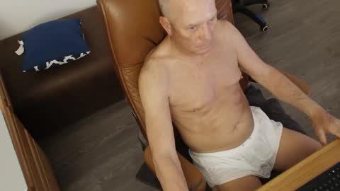 Snapshot of azmichael5 chatting on 28, 2, 2025 Mike online show from 28, 2, 2025