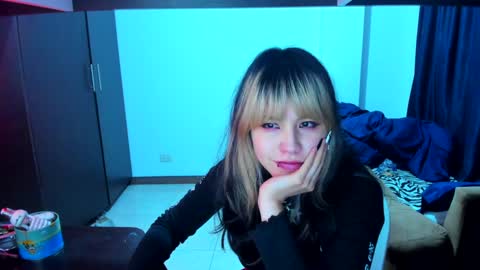 Snapshot of azu_moure chatting on 6, 1, 2025 Azu Moure online show from 6, 1, 2025