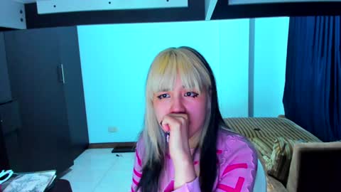 Snapshot of azu_moure chatting on 1, 2, 2025 Azu Moure online show from 1, 2, 2025