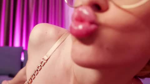 Snapshot of baaaybeee chatting on 26, 11, 2025 Alessia online show from 26, 11, 2025