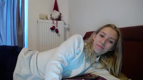 Snapshot of barelylegalblondy chatting on 20, 12, 2024 Lena online show from 20, 12, 2024