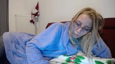 Snapshot of barelylegalblondy chatting on 30, 12, 2024 Lena online show from 30, 12, 2024