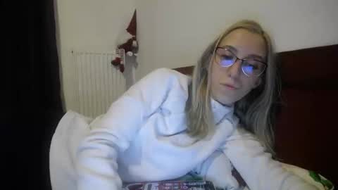 Snapshot of barelylegalblondy chatting on 8, 1, 2025 Lena online show from 8, 1, 2025