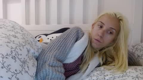 Snapshot of barelylegalblondy chatting on 9, 9, 2025 Lena online show from 9, 9, 2025