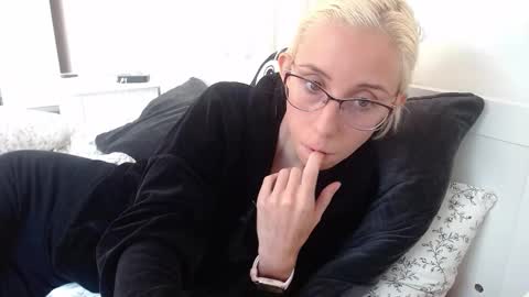 Snapshot of barelylegalblondy chatting on 11, 9, 2025 Lena online show from 11, 9, 2025