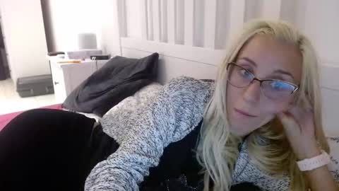 Snapshot of barelylegalblondy chatting on 14, 9, 2025 Lena online show from 14, 9, 2025