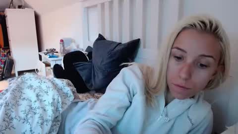 Snapshot of barelylegalblondy chatting on 23, 9, 2025 Lena online show from 23, 9, 2025