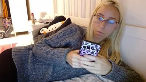 Snapshot of barelylegalblondy chatting on 24, 9, 2025 Lena online show from 24, 9, 2025