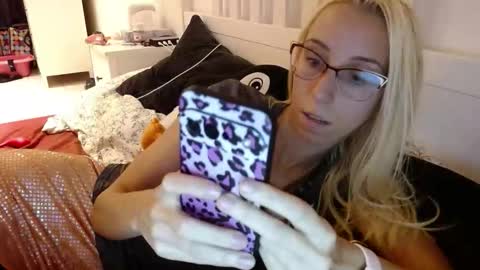 Snapshot of barelylegalblondy chatting on 27, 9, 2025 Lena online show from 27, 9, 2025