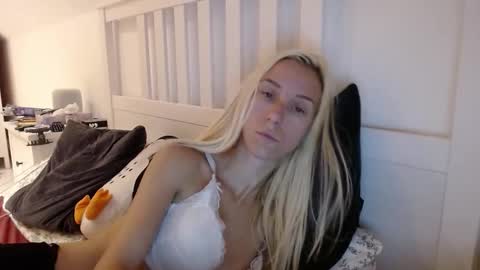 Snapshot of barelylegalblondy chatting on 2, 10, 2025 Lena online show from 2, 10, 2025