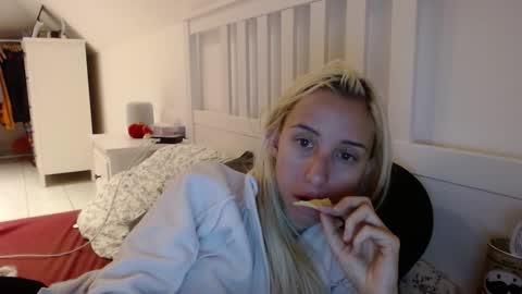 Snapshot of barelylegalblondy chatting on 4, 10, 2025 Lena online show from 4, 10, 2025
