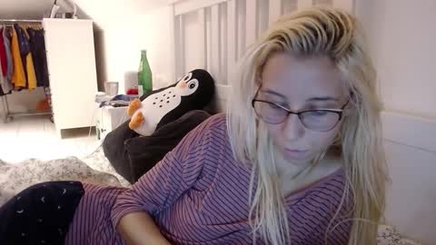 Snapshot of barelylegalblondy chatting on 6, 10, 2025 Lena online show from 6, 10, 2025
