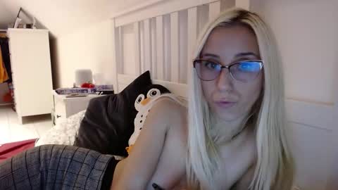 Snapshot of barelylegalblondy chatting on 8, 10, 2025 Lena online show from 8, 10, 2025