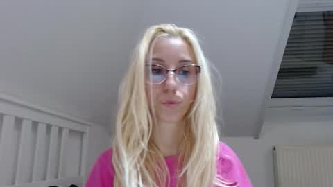 Snapshot of barelylegalblondy chatting on 21, 10, 2025 Lena online show from 21, 10, 2025