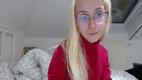 Snapshot of barelylegalblondy chatting on 24, 10, 2025 Lena online show from 24, 10, 2025