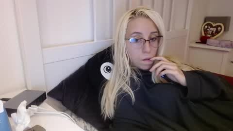 Snapshot of barelylegalblondy chatting on 27, 10, 2025 Lena online show from 27, 10, 2025