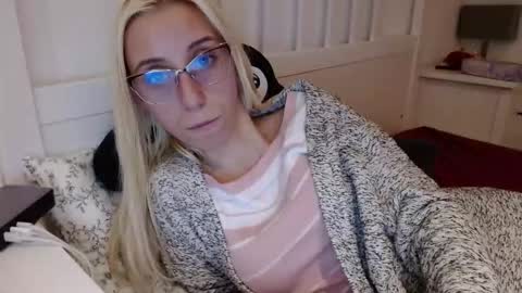 Snapshot of barelylegalblondy chatting on 29, 10, 2025 Lena online show from 29, 10, 2025
