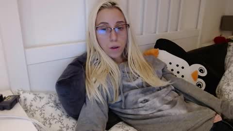 Snapshot of barelylegalblondy chatting on 4, 11, 2025 Lena online show from 4, 11, 2025