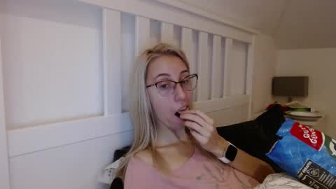 Snapshot of barelylegalblondy chatting on 5, 11, 2025 Lena online show from 5, 11, 2025