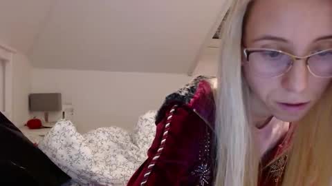 Snapshot of barelylegalblondy chatting on 6, 11, 2025 Lena online show from 6, 11, 2025