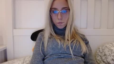 Snapshot of barelylegalblondy chatting on 8, 11, 2025 Lena online show from 8, 11, 2025
