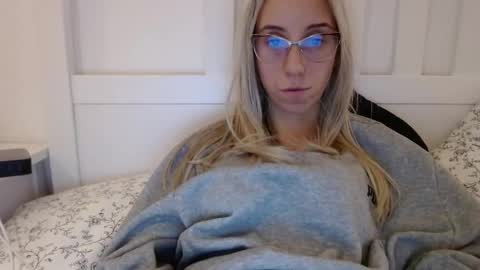 Snapshot of barelylegalblondy chatting on 13, 11, 2025 Lena online show from 13, 11, 2025
