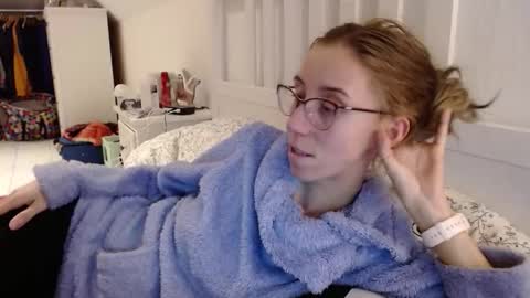 Snapshot of barelylegalblondy chatting on 5, 12, 2025 Lena online show from 5, 12, 2025