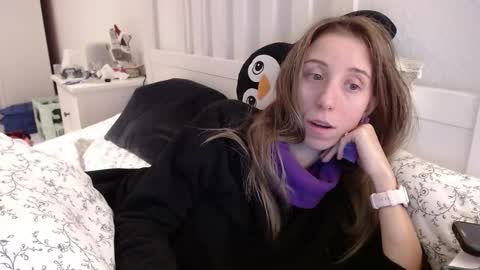 Snapshot of barelylegalblondy chatting on 16, 12, 2025 Lena online show from 16, 12, 2025