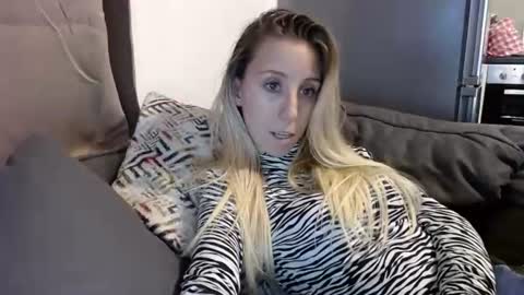 Snapshot of barelylegalblondy chatting on 27, 7, 2026 Lena online show from 27, 7, 2026