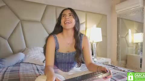 Snapshot of be_curiouss_ chatting on 14, 7, 2026 Helena Evan online show from 14, 7, 2026