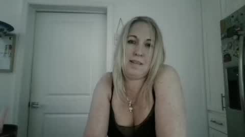 Snapshot of beach_bunny69 chatting on 2, 2, 2026 Emma online show from 2, 2, 2026