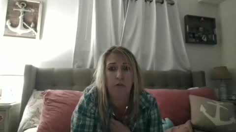 Snapshot of beach_bunny69 chatting on 11, 4, 2026 Emma online show from 11, 4, 2026