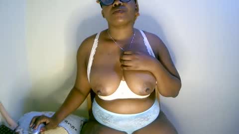 beautifulpeach2 online show from 6, 2, 2025