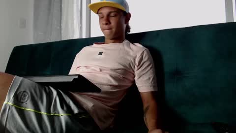 independent model online show from 28, 1, 2025