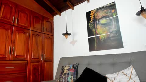 independent model online show from 28, 2, 2025