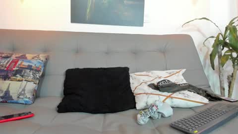 independent model online show from 10, 3, 2025