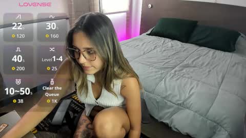 Snapshot of bella_blue_ chatting on 15, 10, 2025 bella_blue_ online show from 15, 10, 2025