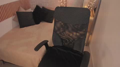 Dessi  online show from 10, 1, 2025