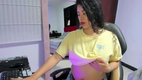 Snapshot of bella_flower_ chatting on 4, 12, 2025 bella_flower_ online show from 4, 12, 2025