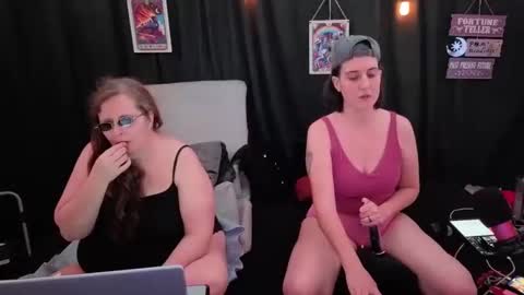 Snapshot of bella_james_1988 chatting on 4, 11, 2025 Bella James online show from 4, 11, 2025