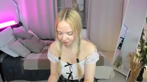 Snapshot of bellamontgomery chatting on 16, 10, 2025 Bella online show from 16, 10, 2025